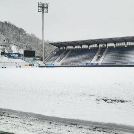 Kvůli sněžení byl odložen další zápas ligy mezi Zlínem a Slavií. Přes noc napadlo 20 cm