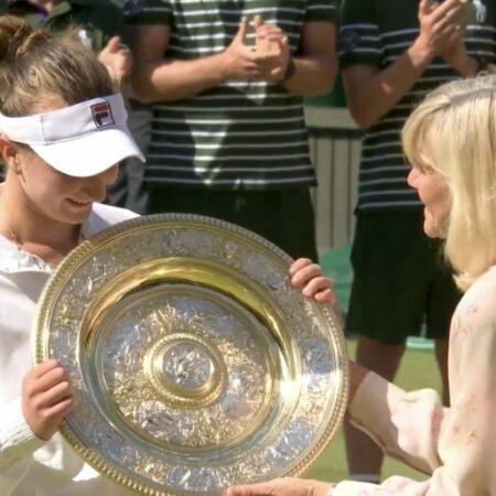 Barbora Krejčíková triumfuje ve Wimbledonu