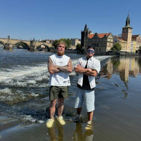 Praha v euforii: Jake Paul a Jon Mariánek rozdávali auta