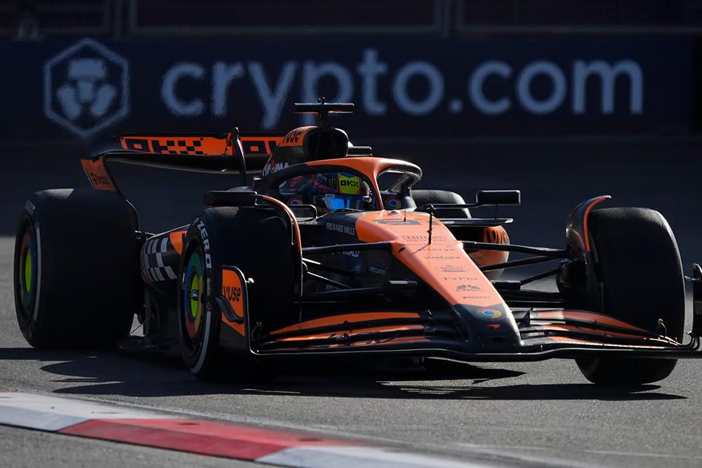 Závodní vozy Formule 1 během Velké ceny Ázerbájdžánu 2024 na trati v Baku, kde McLaren Mercedes zvítězil díky Oscaru Piastrimu.