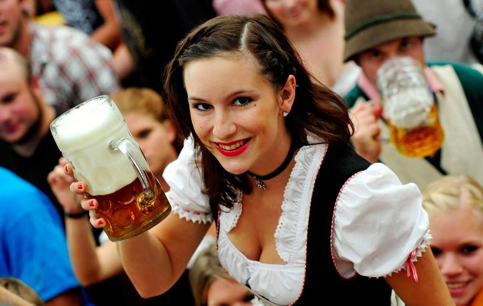 Octoberfest. Dívka s pivem.