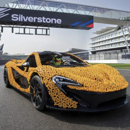 Čeští stavitelé z LEGO postavili funkční McLaren P1 v životní velikosti