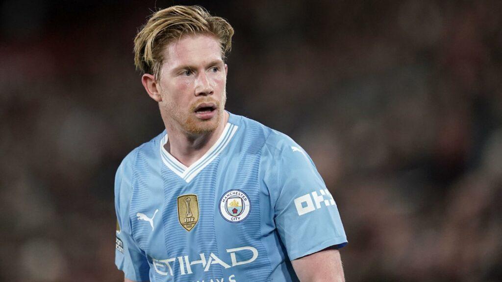 Kevin De Bruyne, záložník Manchester City, ve světle modrém dresu klubu, soustředěný během zápasu, připraven vést svůj tým na hřišti.