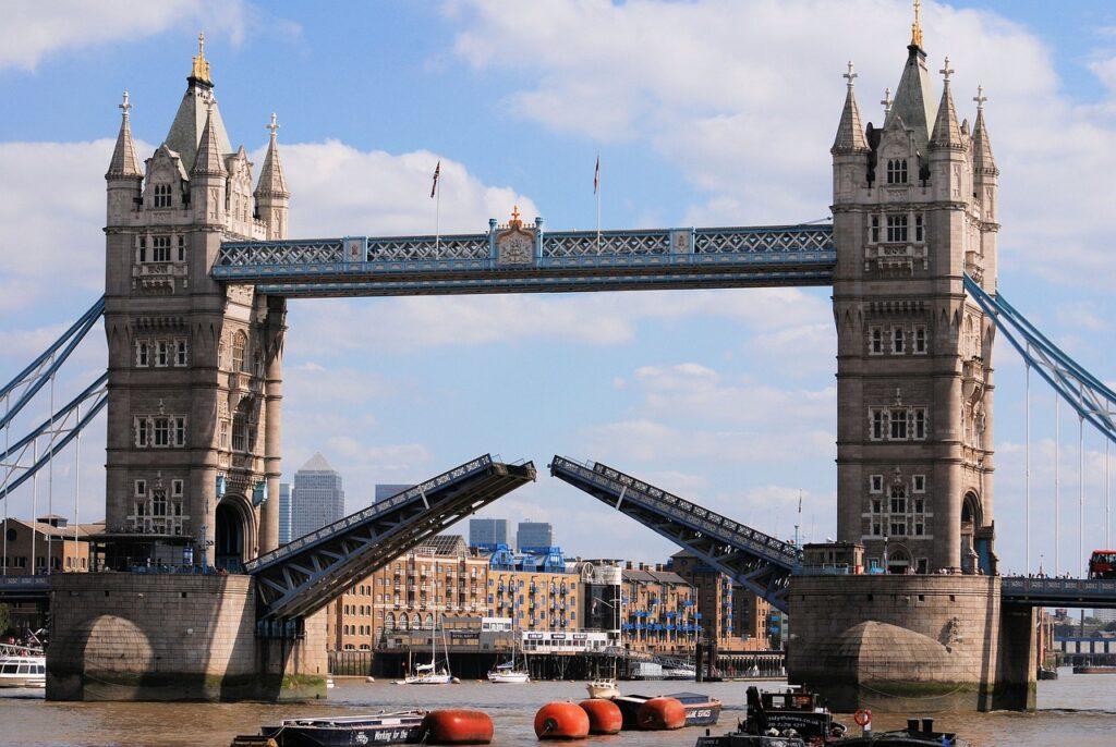 Británie. Tower-bridge.