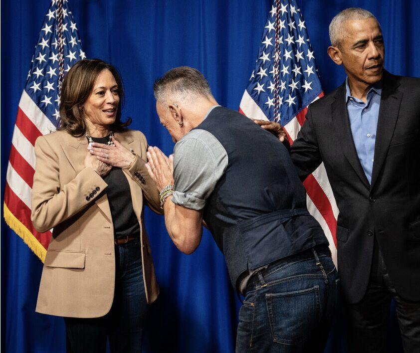 Kamala Harris má hvězdnou podporu, v Atlantě své síly s bývalým prezidentem Barackem Obamou a hudební legendou Brucem Springsteenem při veřejném shromáždění.