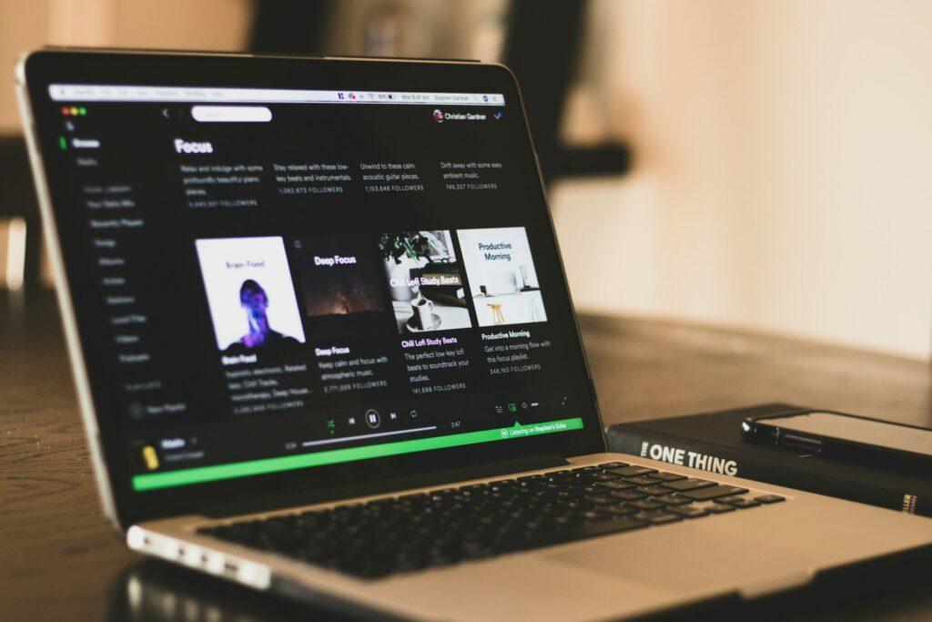 Spotify Wrapped, každoroční shrnutí poslechových návyků uživatelů, letos vyvolalo smíšené reakce.