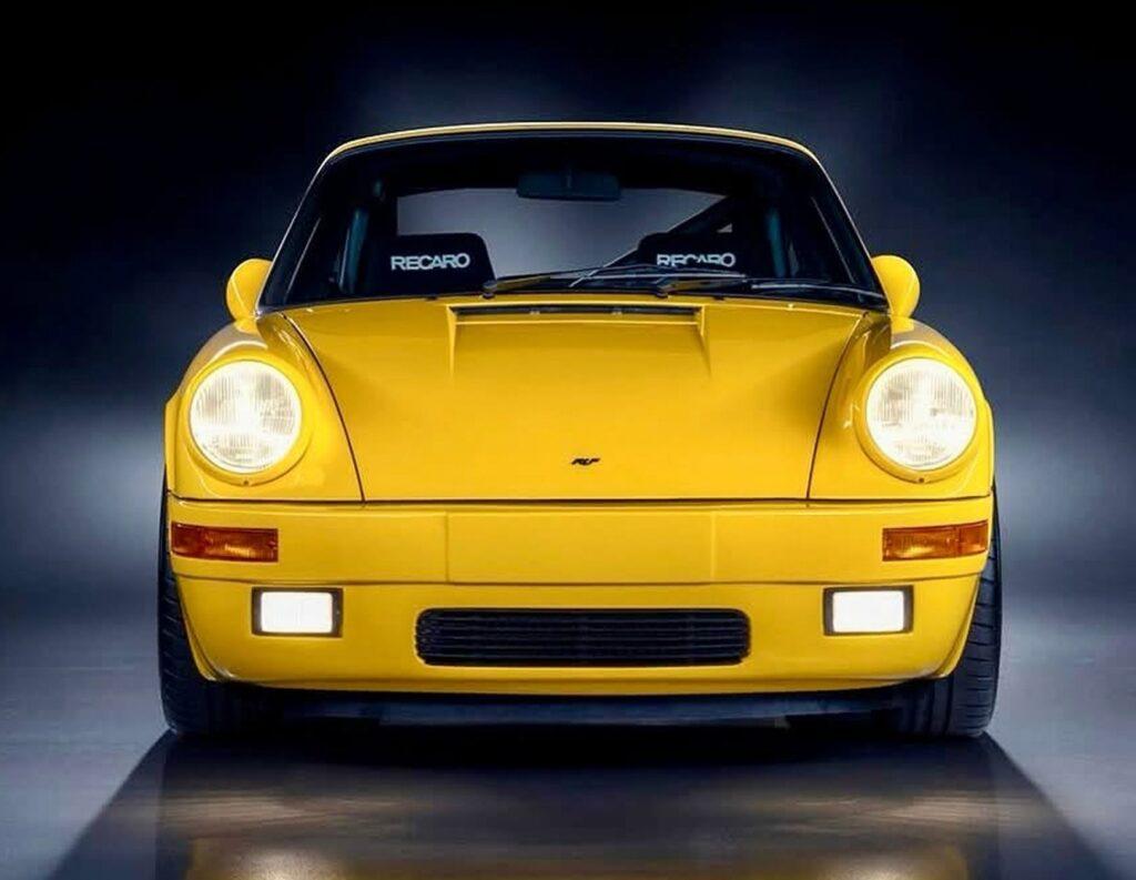 Přední silueta Ruf CTR Yellowbirdu v typickém žlutém lakování, stavějícím na základech legendárního Porsche 911.